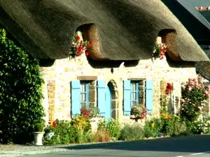 Bretagne-typisch: Haus mit Reetdach
